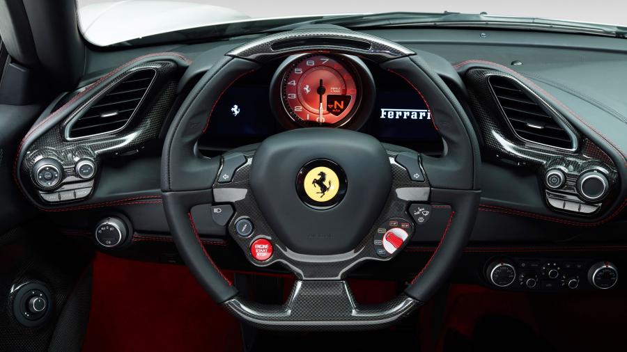Панель приборов Ferrari 488 Spider 2016 года  (фото 40 из 70)